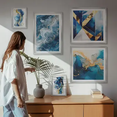Modernes Wandbilder-Set mit abstrakter blauer Komposition