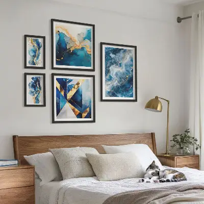 Modernes Wandbilder-Set mit abstrakter blauer Komposition