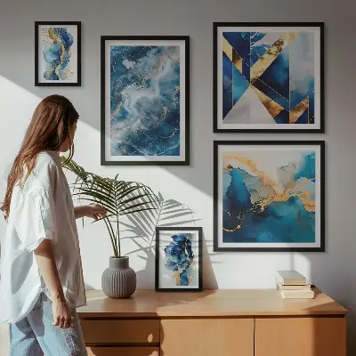 Modernes Wandbilder-Set mit abstrakter blauer Komposition