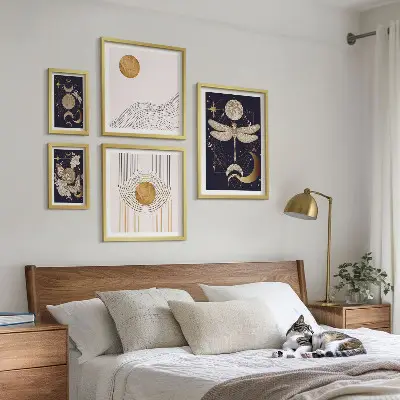 Bilderset für das Sofa mit stilvollen Weltrauminsekten-Motiven