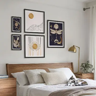 Bilderset für das Sofa mit stilvollen Weltrauminsekten-Motiven