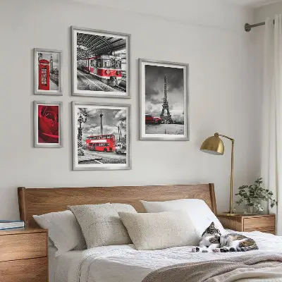 Modernes Wandbilder-Set mit architektonischen Ikonen und Fahrzeugen