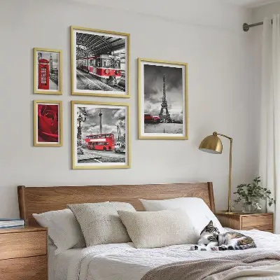 Modernes Wandbilder-Set mit architektonischen Ikonen und Fahrzeugen