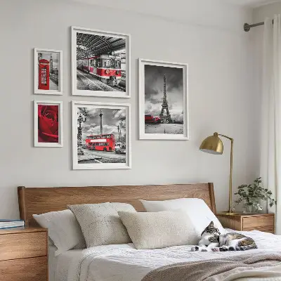 Modernes Wandbilder-Set mit architektonischen Ikonen und Fahrzeugen