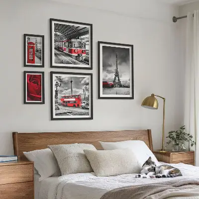 Modernes Wandbilder-Set mit architektonischen Ikonen und Fahrzeugen