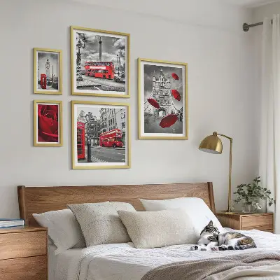 Modernes Wandbilder-Set mit Londoner Motiven und roten Akzenten