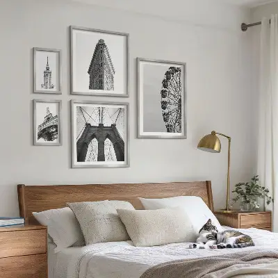 Modernes Wandbilder-Set mit Schwarz-weißer Großstadtarchitektur