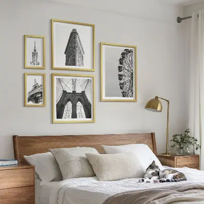Modernes Wandbilder-Set mit Schwarz-weißer Großstadtarchitektur