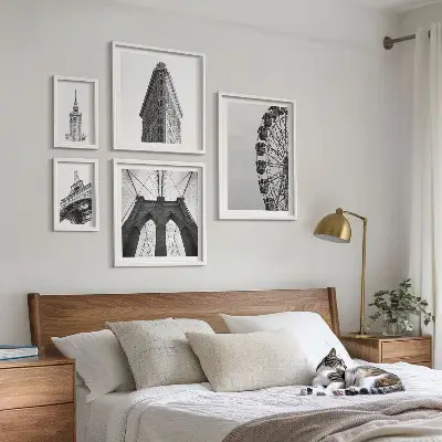 Modernes Wandbilder-Set mit Schwarz-weißer Großstadtarchitektur