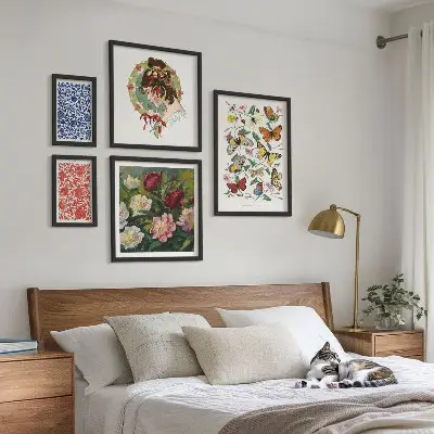 Modernes Wandbilder-Set mit Blumen, Schmetterlingen und Vintage-Dekorationen