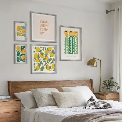 Modernes Wandbilder-Set mit Blumen, Zitrusfrüchten und positiven Sprüchen