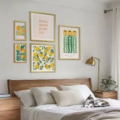 Modernes Wandbilder-Set mit Blumen, Zitrusfrüchten und positiven Sprüchen