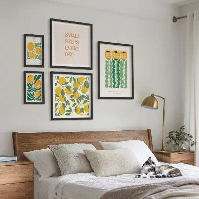 Modernes Wandbilder-Set mit Blumen, Zitrusfrüchten und positiven Sprüchen
