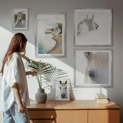Bilderset für das Sofa mit Motiven von Pferden, Strand und Natur im minimalistischen Stil