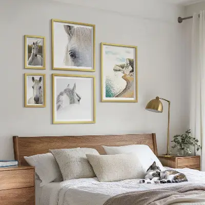 Bilderset für das Sofa mit Motiven von Pferden, Strand und Natur im minimalistischen Stil