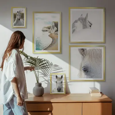 Bilderset für das Sofa mit Motiven von Pferden, Strand und Natur im minimalistischen Stil