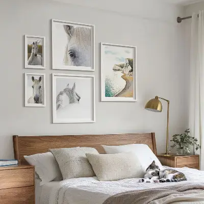 Bilderset für das Sofa mit Motiven von Pferden, Strand und Natur im minimalistischen Stil