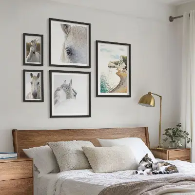 Bilderset für das Sofa mit Motiven von Pferden, Strand und Natur im minimalistischen Stil