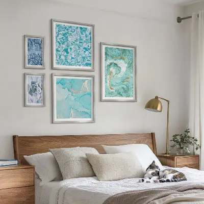 Bildergalerieset für die Wand mit stilvollen türkisblauen Akzenten
