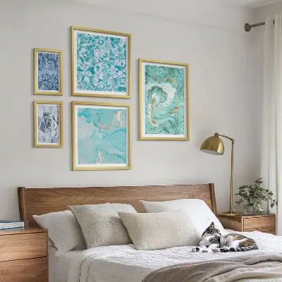 Bildergalerieset für die Wand mit stilvollen türkisblauen Akzenten