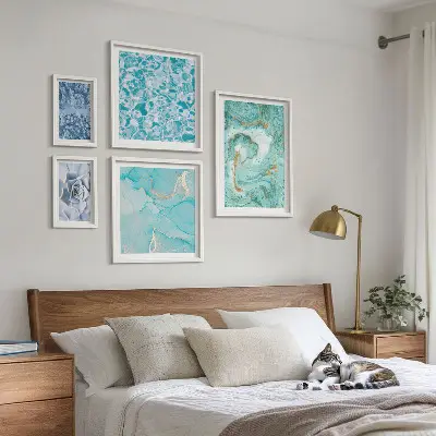 Bildergalerieset für die Wand mit stilvollen türkisblauen Akzenten
