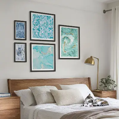 Bildergalerieset für die Wand mit stilvollen türkisblauen Akzenten