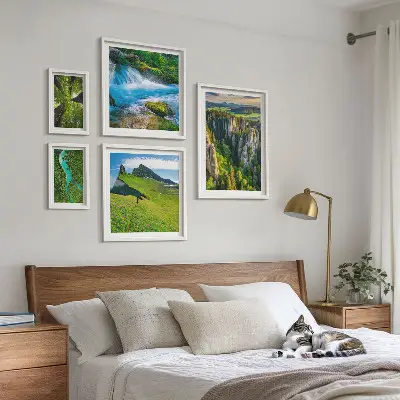 Modernes Wandbilder-Set mit Motiven von Landschaften mit Bergen, Flüssen und Wäldern