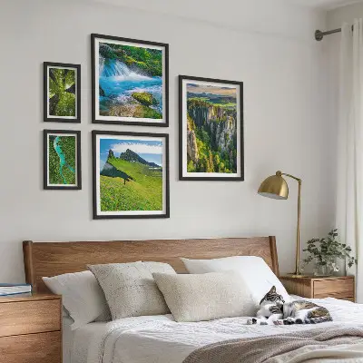 Modernes Wandbilder-Set mit Motiven von Landschaften mit Bergen, Flüssen und Wäldern
