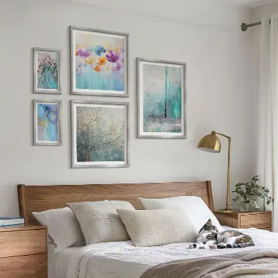 Bilderset für das Sofa mit abstrakten Blumenlandschaften