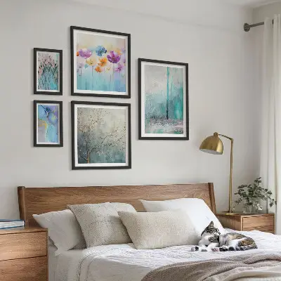 Bilderset für das Sofa mit abstrakten Blumenlandschaften
