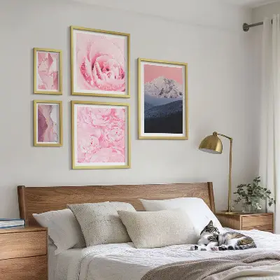 Modernes Wandbilder-Set mit rosa Landschaften und modernen Blumen