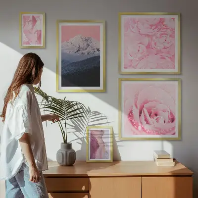 Modernes Wandbilder-Set mit rosa Landschaften und modernen Blumen