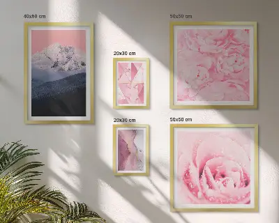 Modernes Wandbilder-Set mit rosa Landschaften und modernen Blumen