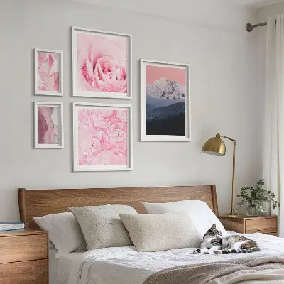 Modernes Wandbilder-Set mit rosa Landschaften und modernen Blumen