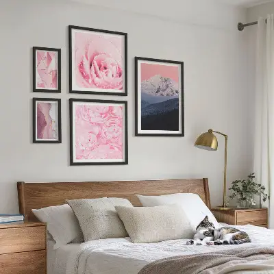 Modernes Wandbilder-Set mit rosa Landschaften und modernen Blumen