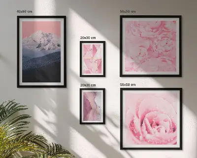 Modernes Wandbilder-Set mit rosa Landschaften und modernen Blumen