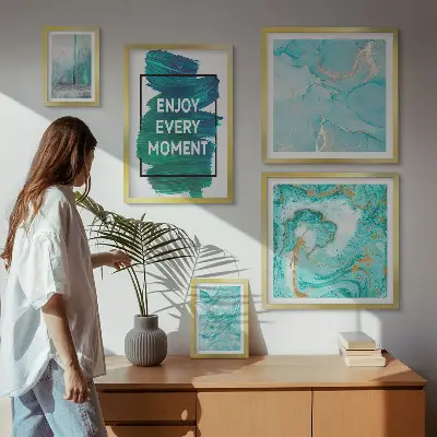 Bildergalerie-Set für die Wand mit abstrakten Kompositionen und Inschriften
