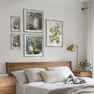 Modernes Wandbilder-Set mit olivfarbenen Akzenten im rustikalen Stil