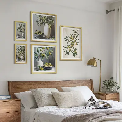 Modernes Wandbilder-Set mit olivfarbenen Akzenten im rustikalen Stil