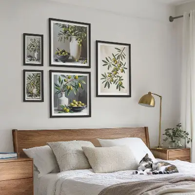 Modernes Wandbilder-Set mit olivfarbenen Akzenten im rustikalen Stil