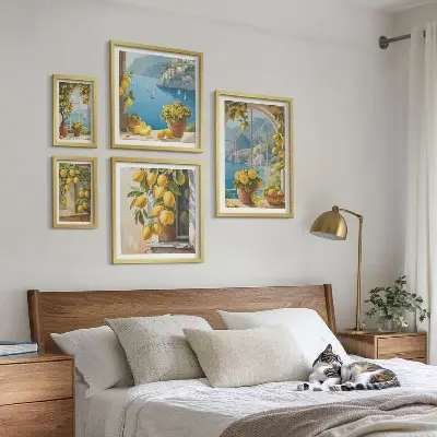 Modernes Wandbilder-Set mit Zitronenakzenten aus der Provence am Meer