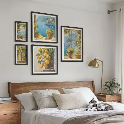 Modernes Wandbilder-Set mit Zitronenakzenten aus der Provence am Meer
