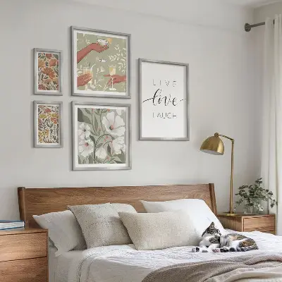 Modernes Wandbilder-Set mit stilvollen floralen Grafik-Slogans