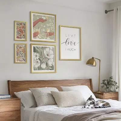 Modernes Wandbilder-Set mit stilvollen floralen Grafik-Slogans