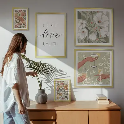 Modernes Wandbilder-Set mit stilvollen floralen Grafik-Slogans