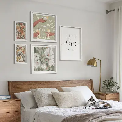 Modernes Wandbilder-Set mit stilvollen floralen Grafik-Slogans