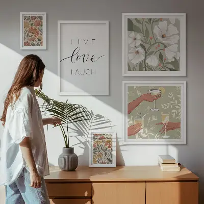 Modernes Wandbilder-Set mit stilvollen floralen Grafik-Slogans