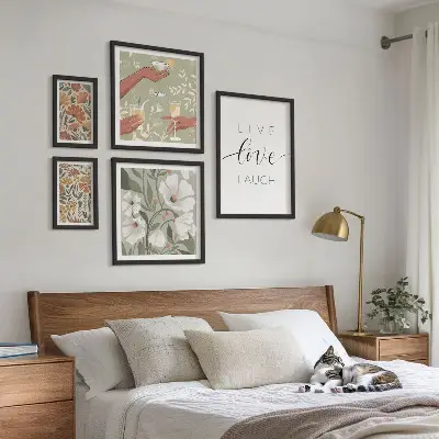 Modernes Wandbilder-Set mit stilvollen floralen Grafik-Slogans