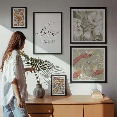 Modernes Wandbilder-Set mit stilvollen floralen Grafik-Slogans