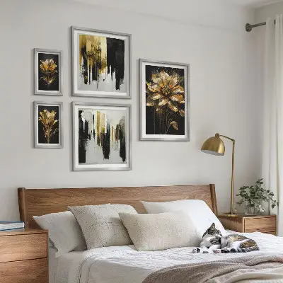 Modernes Wandbilder-Set mit eleganten Blumenmotiven für ein modernes Ambiente